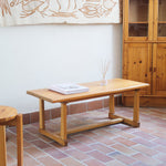 Table basse vintage en pin massif, plateau épais, piétement à traverses chevillées, belle patine d'usage, style rustique montagne esprit Maison Regain