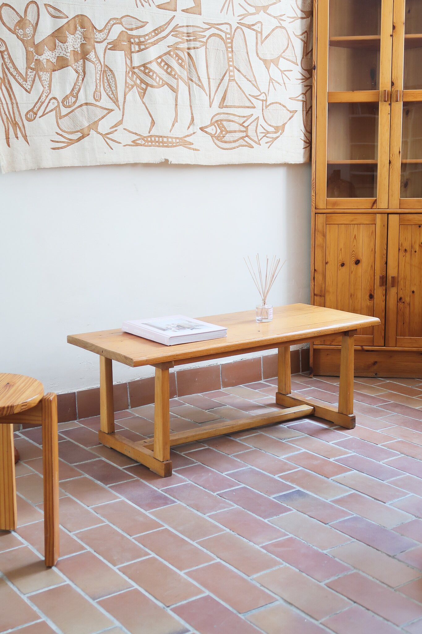 Table basse vintage en pin massif, plateau épais, piétement à traverses chevillées, belle patine d'usage, style rustique montagne esprit Maison Regain