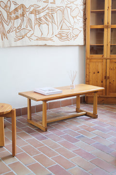 Table basse vintage en pin massif, plateau épais, piétement à traverses chevillées, belle patine d'usage, style rustique montagne esprit Maison Regain