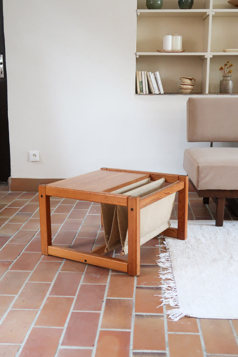 Table basse vintage en pin massif années 70, structure cubique chevillée, porte-revues en toile écrue suspendu sous le plateau, esprit Maison Regain