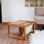 Table basse vintage en pin massif années 70, structure cubique chevillée, porte-revues en toile écrue suspendu sous le plateau, esprit Maison Regain