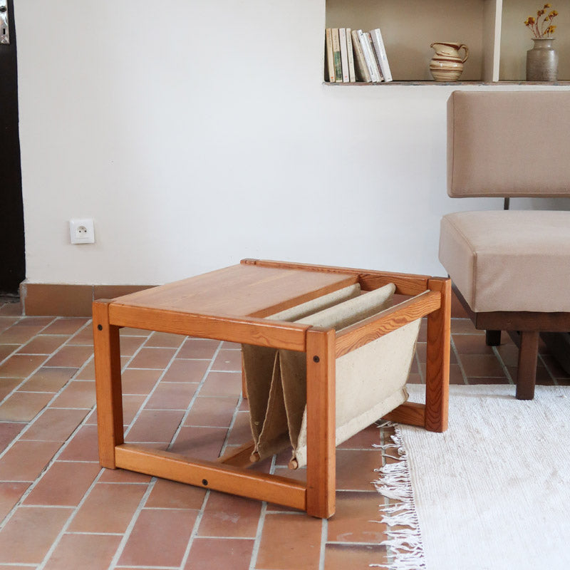 Table basse vintage en pin massif années 70, structure cubique chevillée, porte-revues en toile écrue suspendu sous le plateau, esprit Maison Regain
