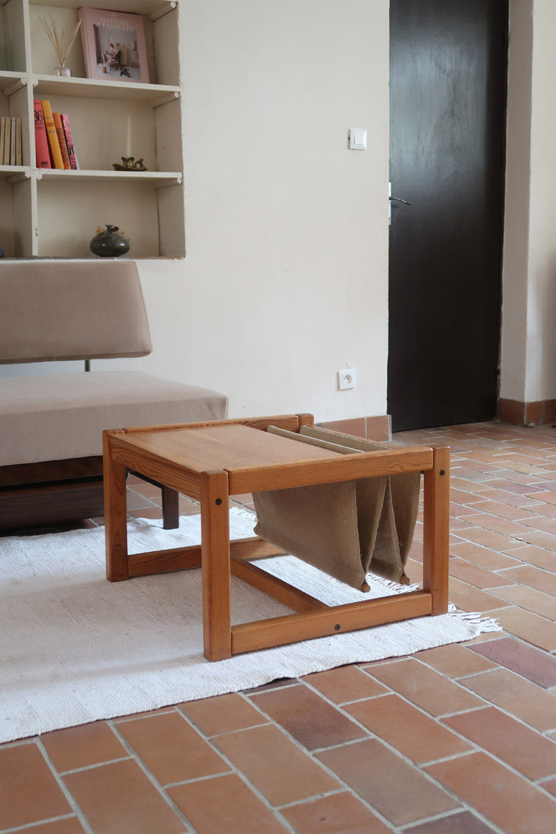Table basse vintage en pin massif années 70, structure cubique chevillée, porte-revues en toile écrue suspendu sous le plateau, esprit Maison Regain