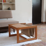 Table basse vintage en pin massif années 70, structure cubique chevillée, porte-revues en toile écrue suspendu sous le plateau, esprit Maison Regain