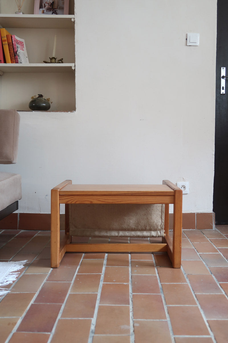 Table basse vintage en pin massif années 70, structure cubique chevillée, porte-revues en toile écrue suspendu sous le plateau, esprit Maison Regain