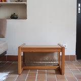Table basse vintage en pin massif années 70, structure cubique chevillée, porte-revues en toile écrue suspendu sous le plateau, esprit Maison Regain
