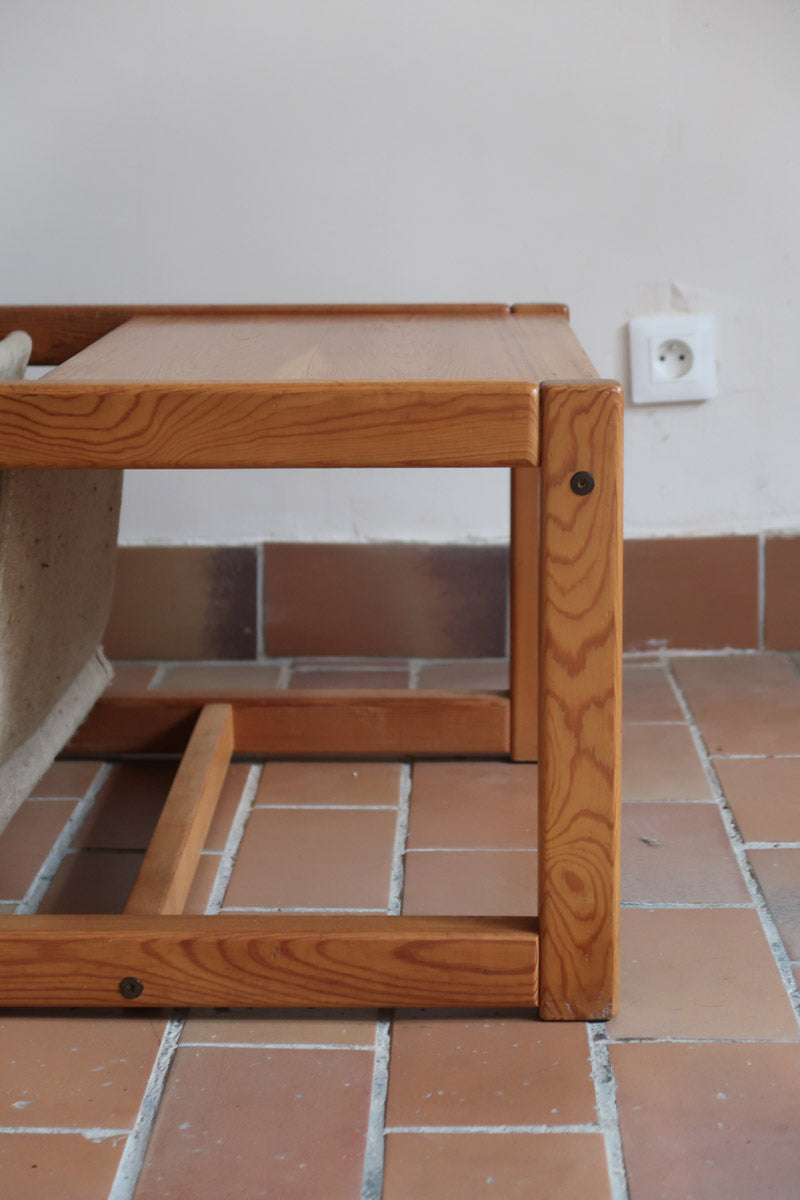 Table basse vintage en pin massif années 70, structure cubique chevillée, porte-revues en toile écrue suspendu sous le plateau, esprit Maison Regain