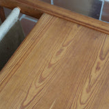 Table basse vintage en pin massif années 70, structure cubique chevillée, porte-revues en toile écrue suspendu sous le plateau, esprit Maison Regain