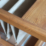 Table basse vintage en pin massif années 70, structure cubique chevillée, porte-revues en toile écrue suspendu sous le plateau, esprit Maison Regain