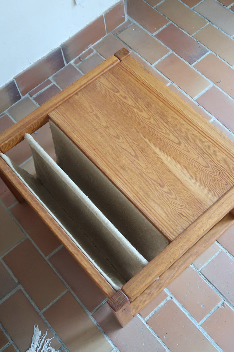 Table basse vintage en pin massif années 70, structure cubique chevillée, porte-revues en toile écrue suspendu sous le plateau, esprit Maison Regain