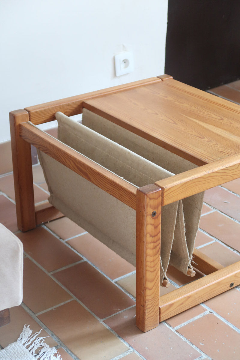 Table basse vintage en pin massif années 70, structure cubique chevillée, porte-revues en toile écrue suspendu sous le plateau, esprit Maison Regain