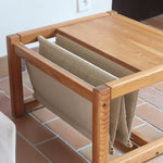 Table basse vintage en pin massif années 70, structure cubique chevillée, porte-revues en toile écrue suspendu sous le plateau, esprit Maison Regain