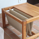 Table basse vintage en pin massif années 70, structure cubique chevillée, porte-revues en toile écrue suspendu sous le plateau, esprit Maison Regain