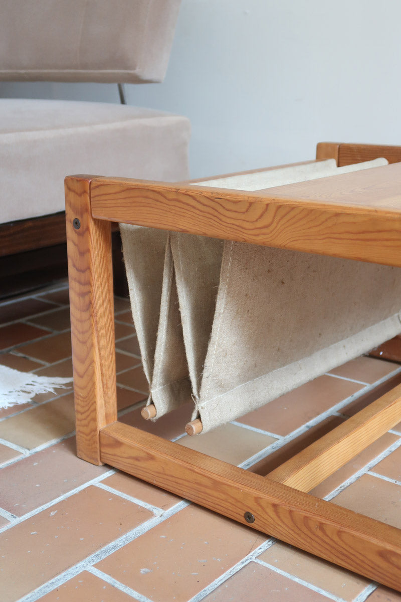 Table basse vintage en pin massif années 70, structure cubique chevillée, porte-revues en toile écrue suspendu sous le plateau, esprit Maison Regain