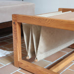 Table basse vintage en pin massif années 70, structure cubique chevillée, porte-revues en toile écrue suspendu sous le plateau, esprit Maison Regain