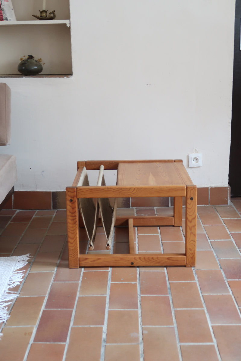 Table basse vintage en pin massif années 70, structure cubique chevillée, porte-revues en toile écrue suspendu sous le plateau, esprit Maison Regain