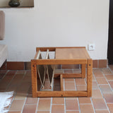 Table basse vintage en pin massif années 70, structure cubique chevillée, porte-revues en toile écrue suspendu sous le plateau, esprit Maison Regain