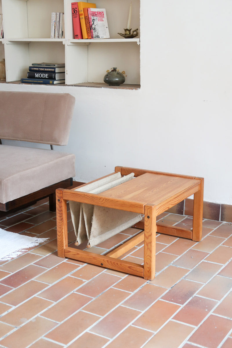 Table basse vintage en pin massif années 70, structure cubique chevillée, porte-revues en toile écrue suspendu sous le plateau, esprit Maison Regain