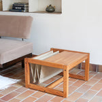 Table basse vintage en pin massif années 70, structure cubique chevillée, porte-revues en toile écrue suspendu sous le plateau, esprit Maison Regain