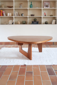 Table basse scandinave en bois massif, forme libre et piètement brutaliste, années 70.