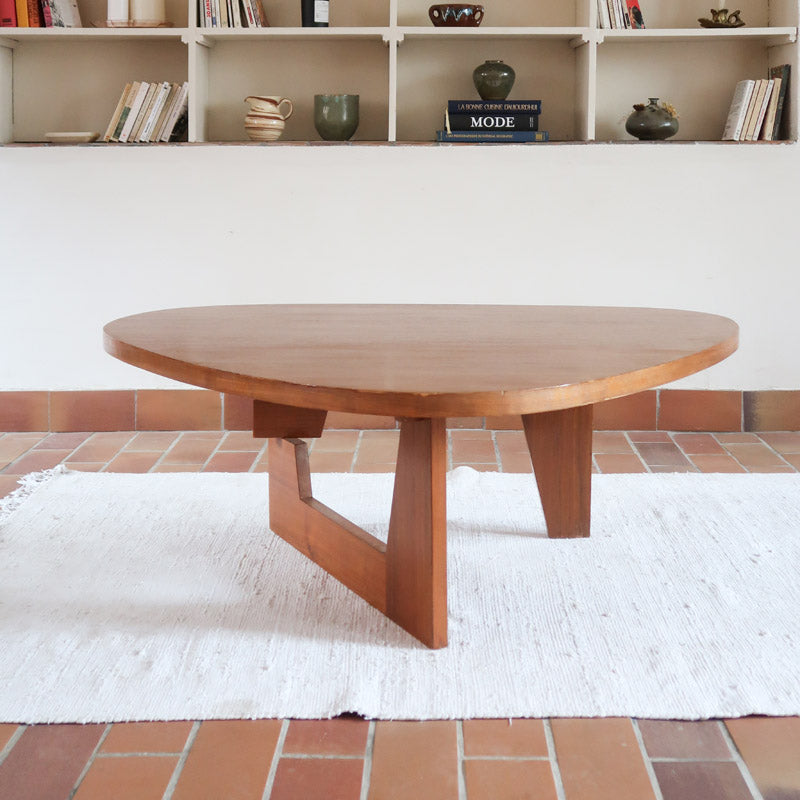 Table basse scandinave en bois massif, forme libre et piètement brutaliste, années 70.