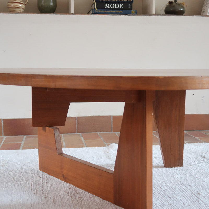 Table basse scandinave en bois massif, forme libre et piètement brutaliste, années 70.