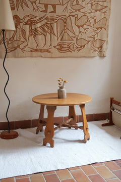 Table basse ronde vintage années 80 en hêtre, plateau circulaire de 75 cm, quatre montants chantournés à motif ajouré, entretoise en croix à balustres tournés