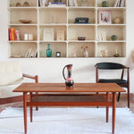 table basse scandinave en teck avec plateau bas repose magazines danemark années 60