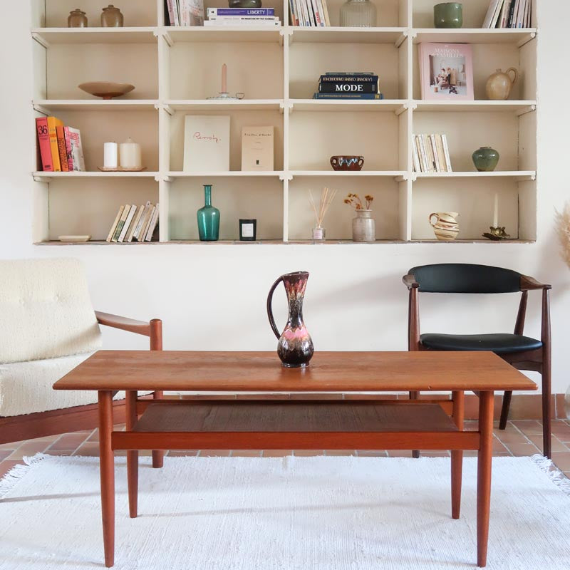 table basse scandinave en teck avec plateau bas repose magazines danemark années 60