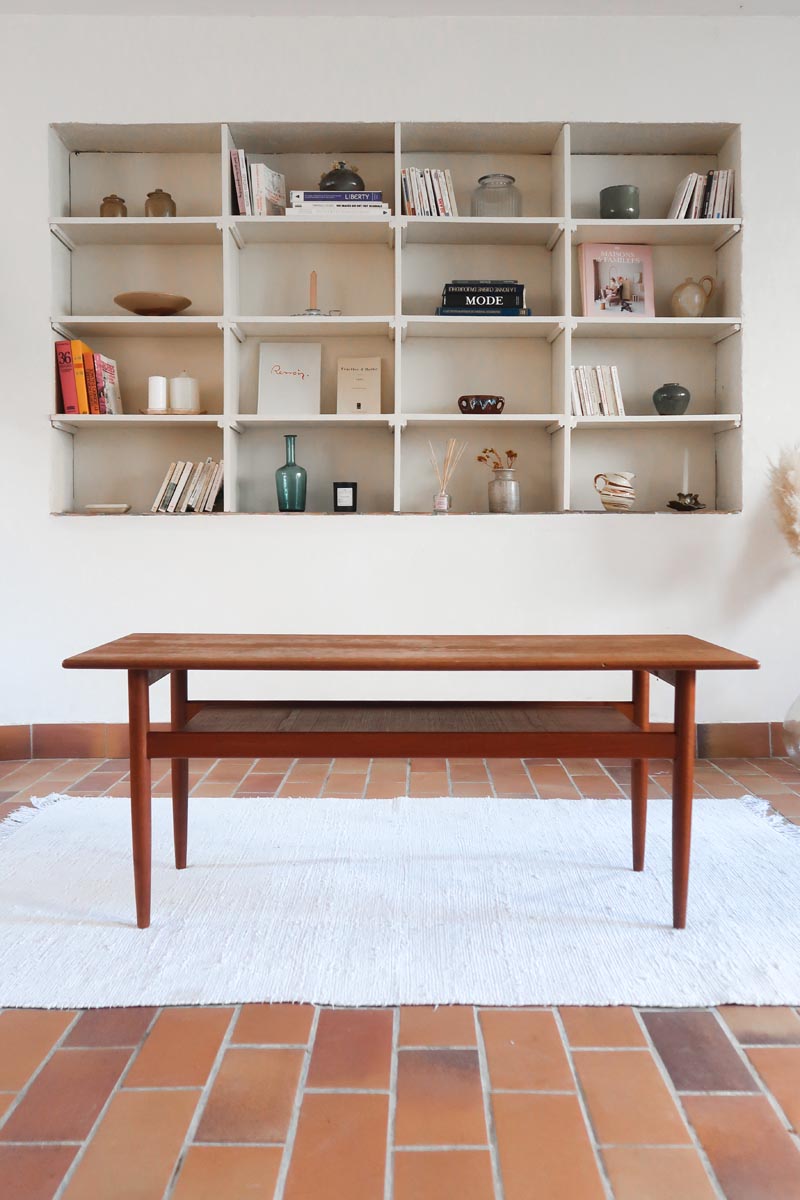 table basse scandinave en teck avec plateau bas repose magazines danemark années 60