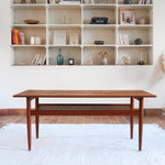 table basse scandinave en teck avec plateau bas repose magazines danemark années 60