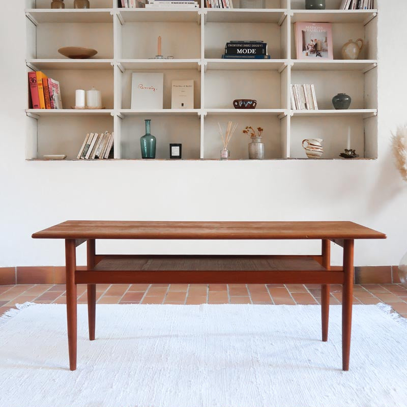 table basse scandinave en teck avec plateau bas repose magazines danemark années 60