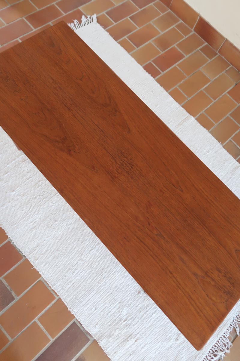 table basse scandinave en teck avec plateau bas repose magazines danemark années 60