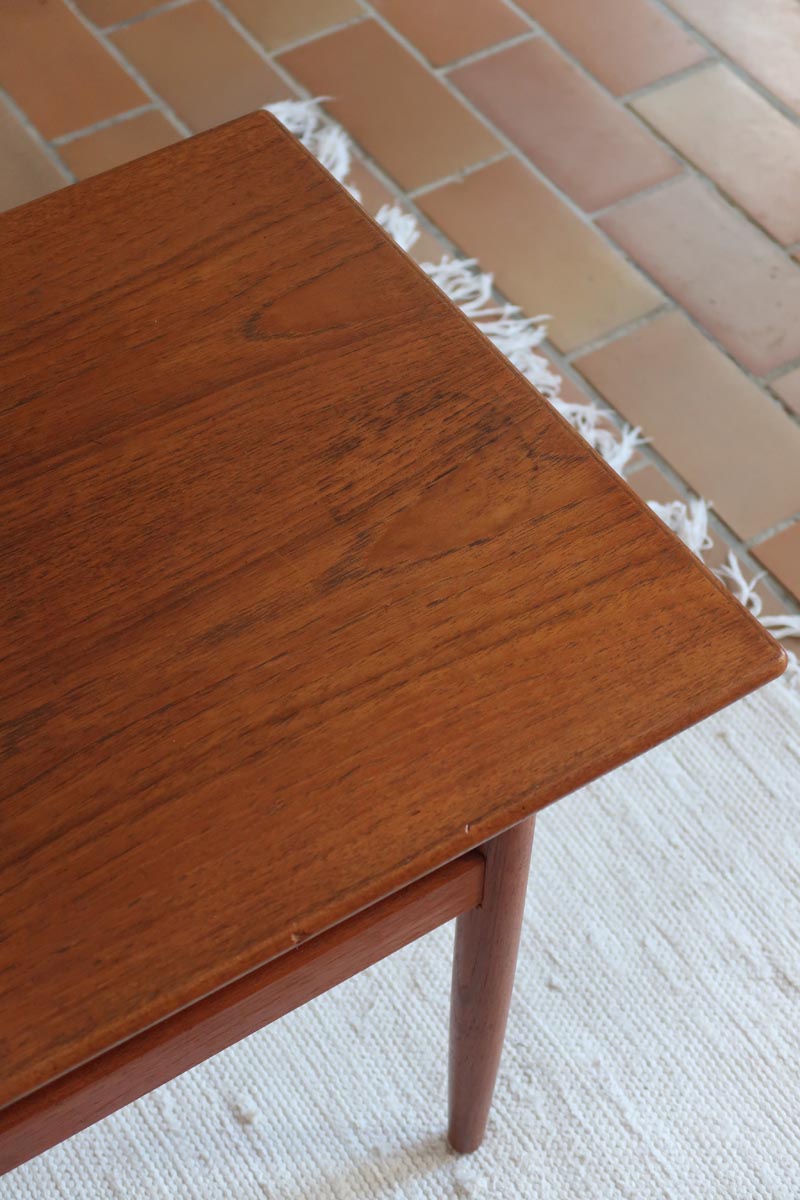 table basse scandinave en teck avec plateau bas repose magazines danemark années 60