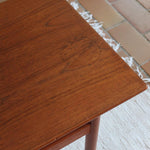 table basse scandinave en teck avec plateau bas repose magazines danemark années 60