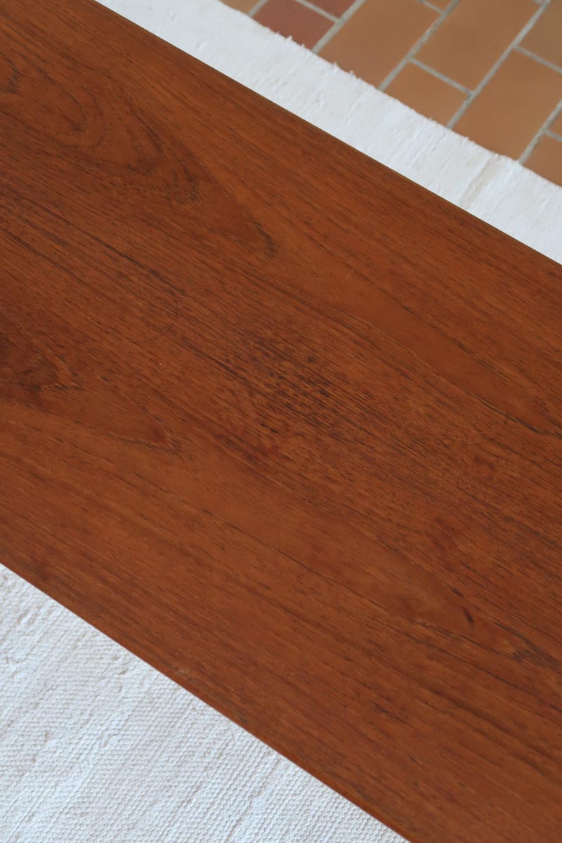 table basse scandinave en teck avec plateau bas repose magazines danemark années 60