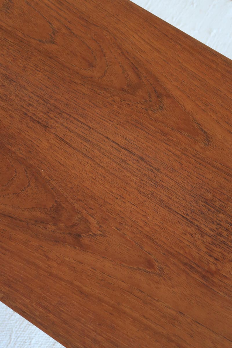 table basse scandinave en teck avec plateau bas repose magazines danemark années 60