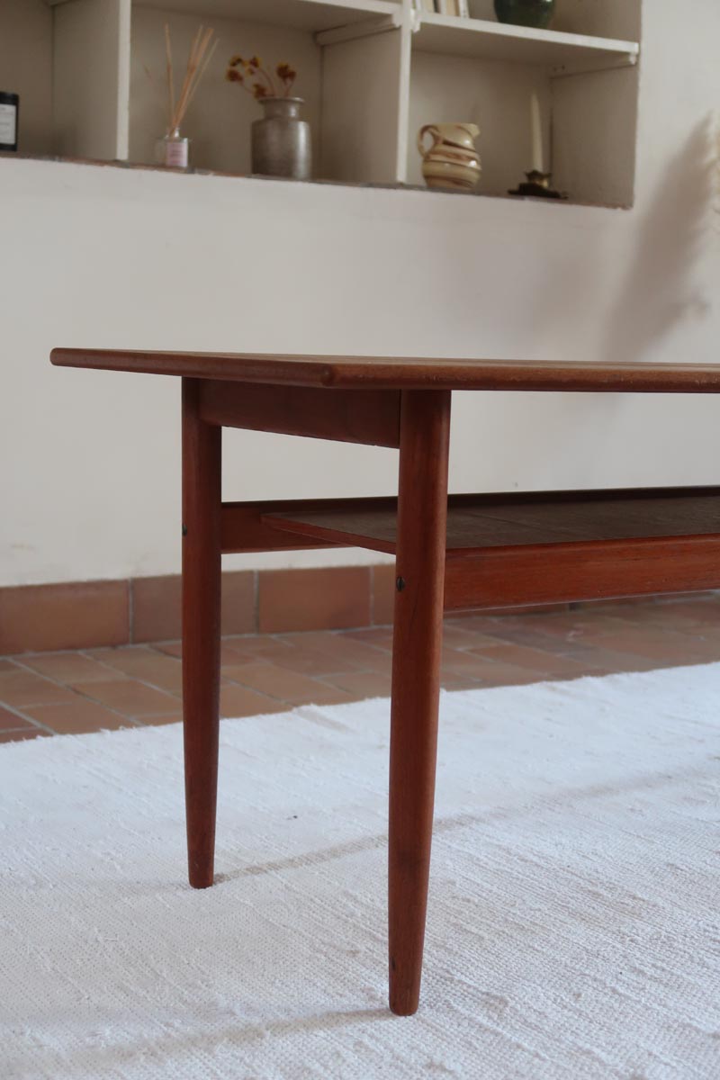table basse scandinave en teck avec plateau bas repose magazines danemark années 60