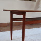 table basse scandinave en teck avec plateau bas repose magazines danemark années 60