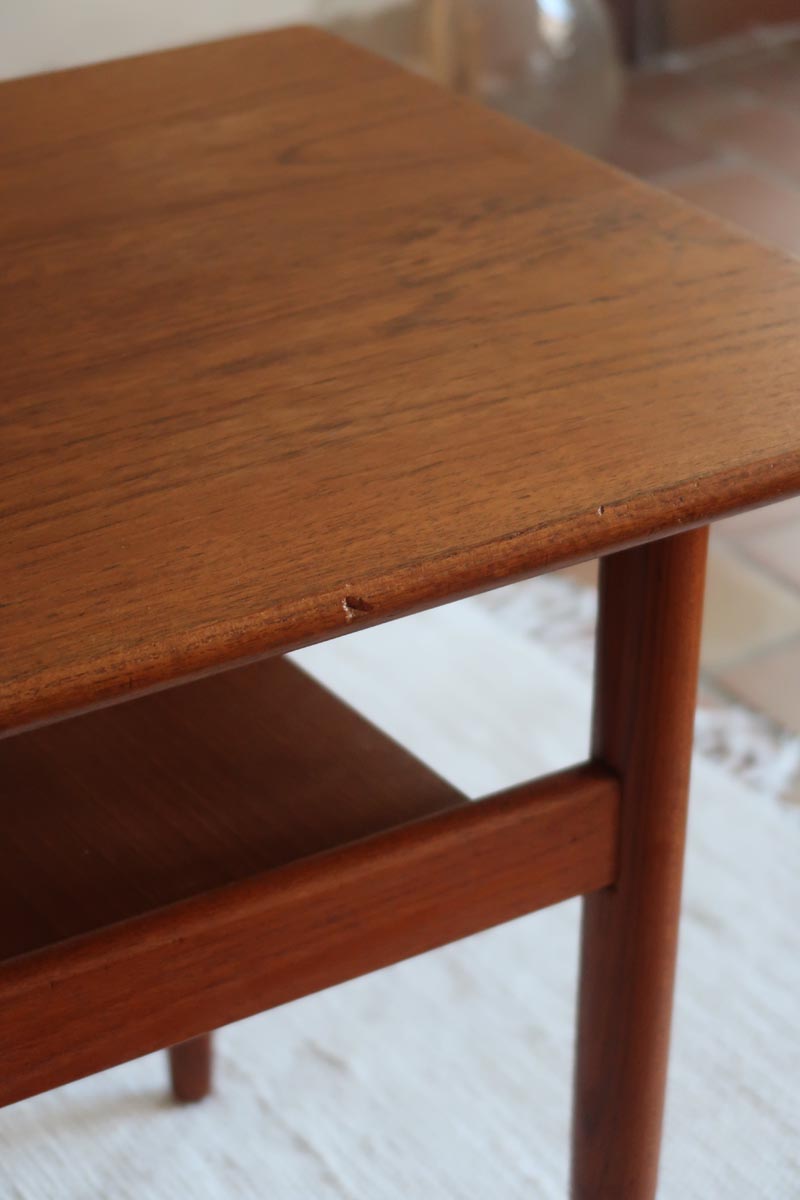 table basse scandinave en teck avec plateau bas repose magazines danemark années 60