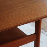 table basse scandinave en teck avec plateau bas repose magazines danemark années 60