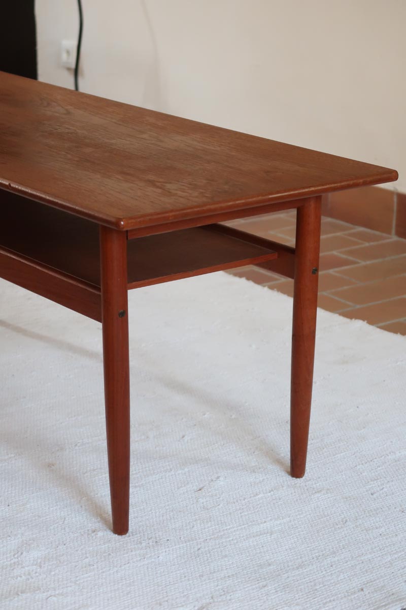 table basse scandinave en teck avec plateau bas repose magazines danemark années 60