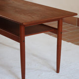 table basse scandinave en teck avec plateau bas repose magazines danemark années 60