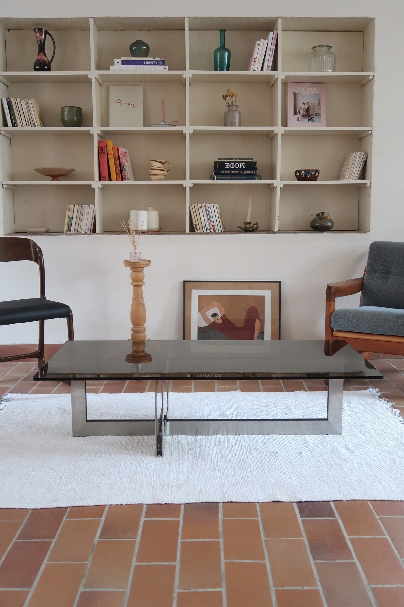 Table basse vintage en verre fumé, années 70, grand plateau rectangulaire à angles arrondis, piétement en inox brossé composé de deux cadres en U réunis par une croix centrale