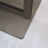 Table basse vintage en verre fumé, années 70, grand plateau rectangulaire à angles arrondis, piétement en inox brossé composé de deux cadres en U réunis par une croix centrale