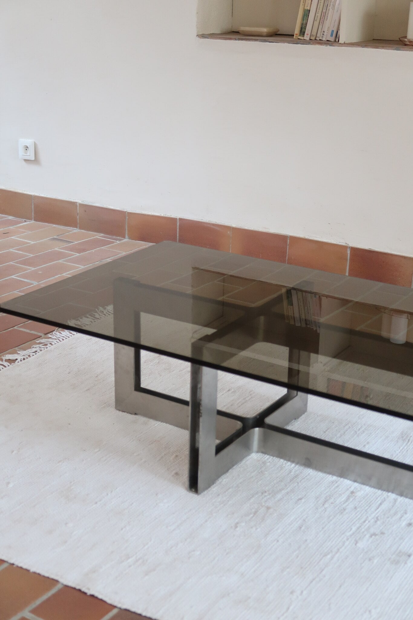 Table basse vintage en verre fumé, années 70, grand plateau rectangulaire à angles arrondis, piétement en inox brossé composé de deux cadres en U réunis par une croix centrale