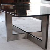 Table basse vintage en verre fumé, années 70, grand plateau rectangulaire à angles arrondis, piétement en inox brossé composé de deux cadres en U réunis par une croix centrale