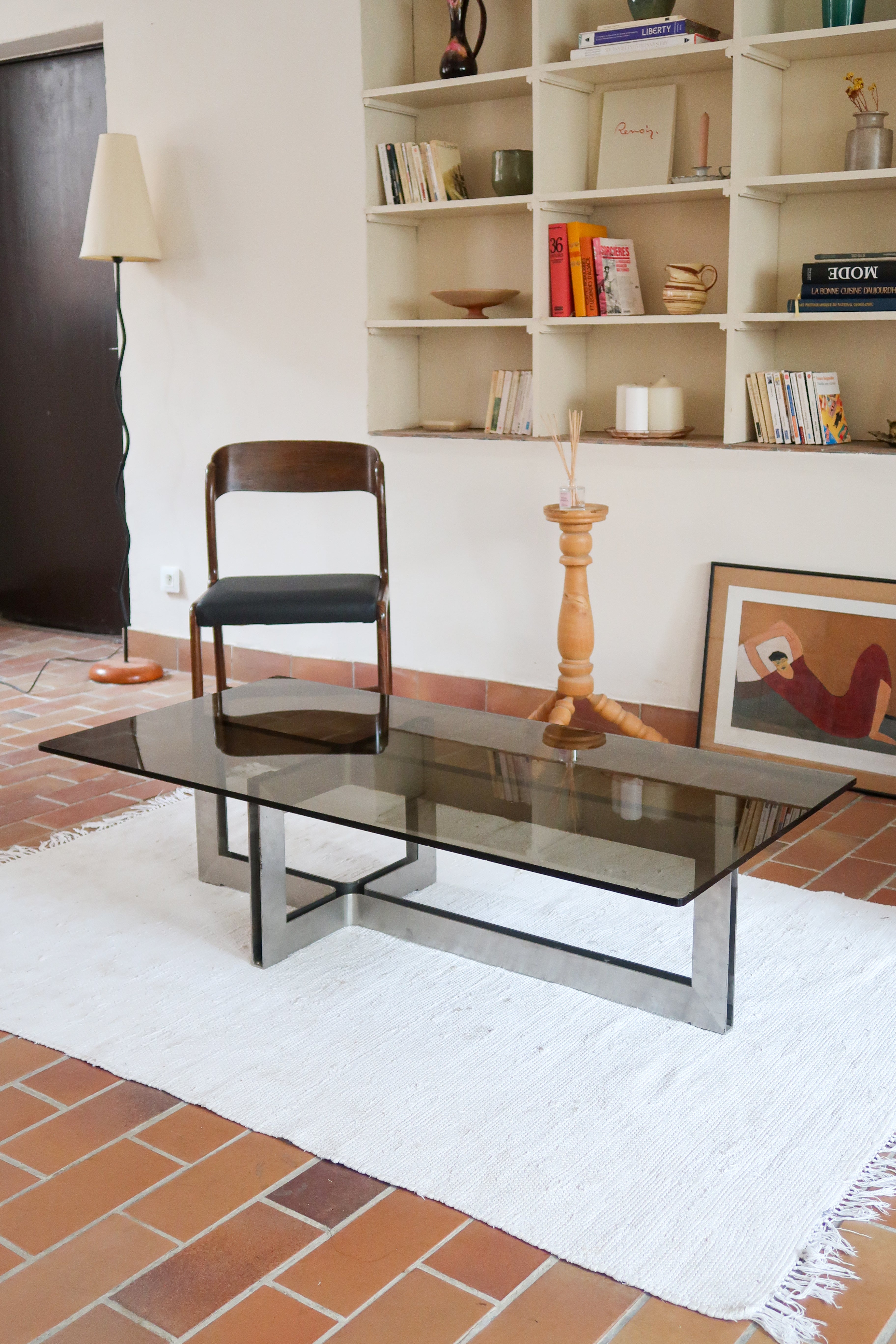 Table basse vintage en verre fumé, années 70, grand plateau rectangulaire à angles arrondis, piétement en inox brossé composé de deux cadres en U réunis par une croix centrale