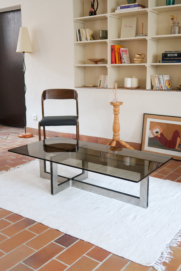 Table basse vintage en verre fumé, années 70, grand plateau rectangulaire à angles arrondis, piétement en inox brossé composé de deux cadres en U réunis par une croix centrale