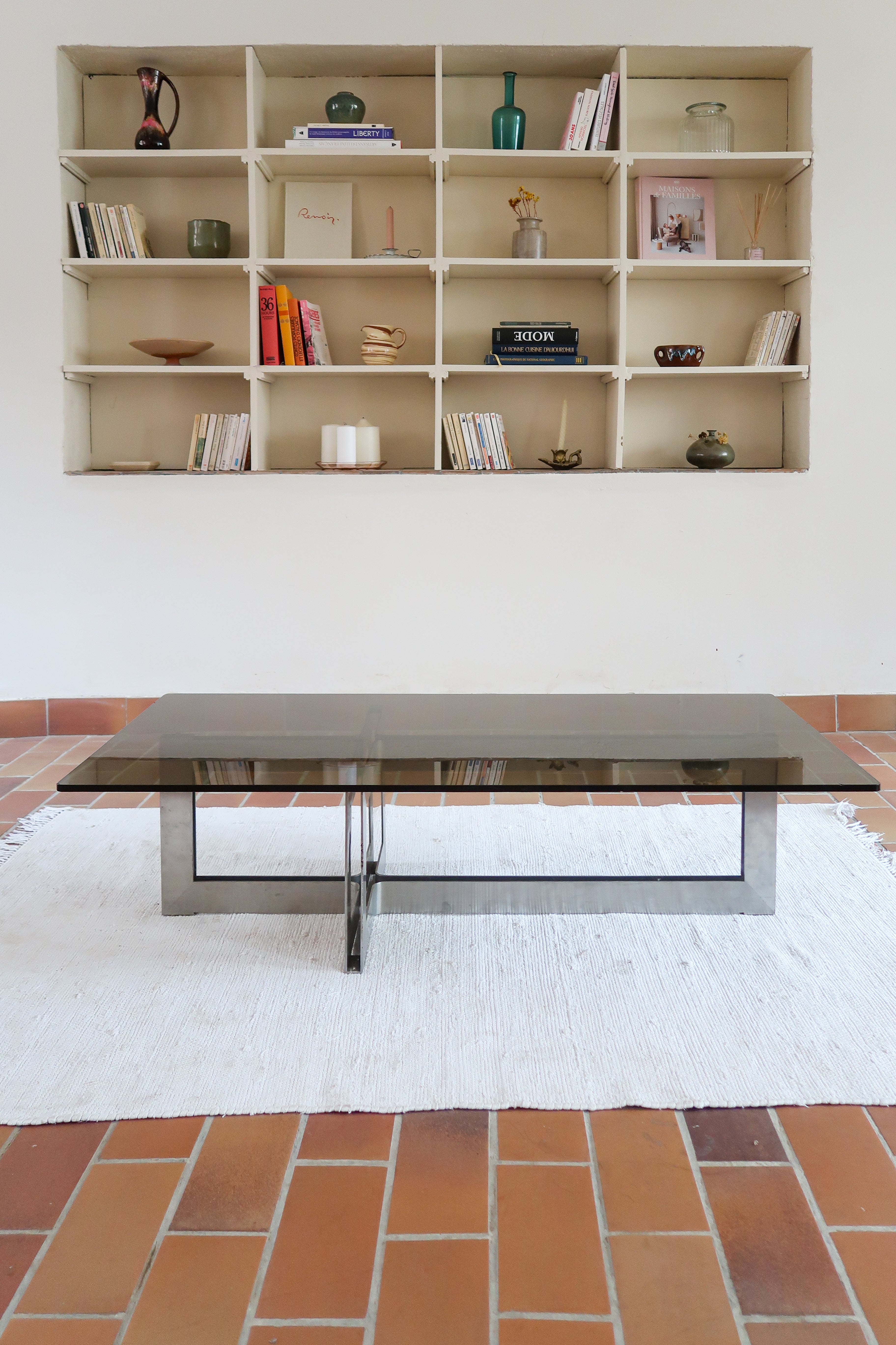 Table basse vintage en verre fumé, années 70, grand plateau rectangulaire à angles arrondis, piétement en inox brossé composé de deux cadres en U réunis par une croix centrale